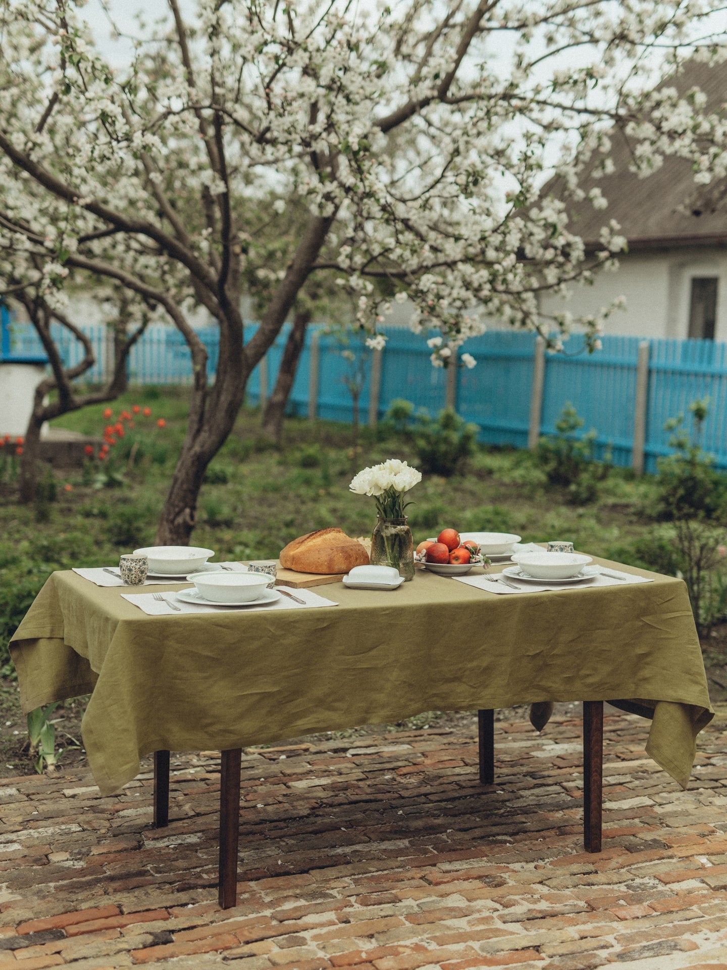 Скатертина та серветки з вареного льону Spring та Ivory