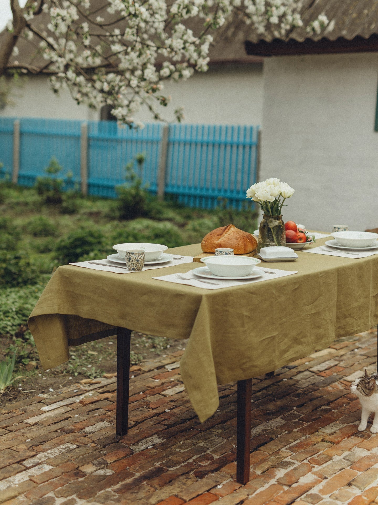 Скатертина та серветки з вареного льону Spring та Ivory